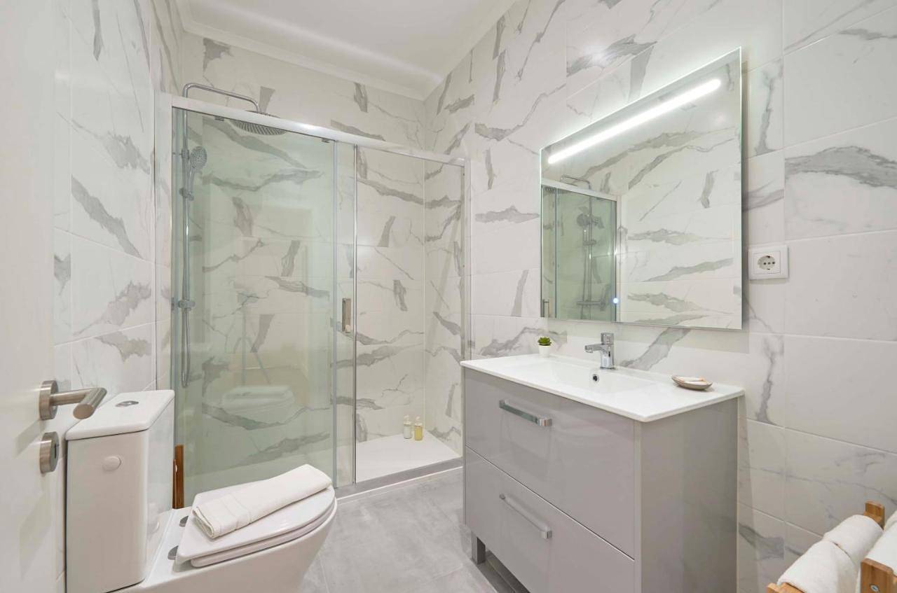Apartamento inteiro, Spacious & Light-Filled 4Br Apartment By Timecoler in Venteira, Costa de Lisboa