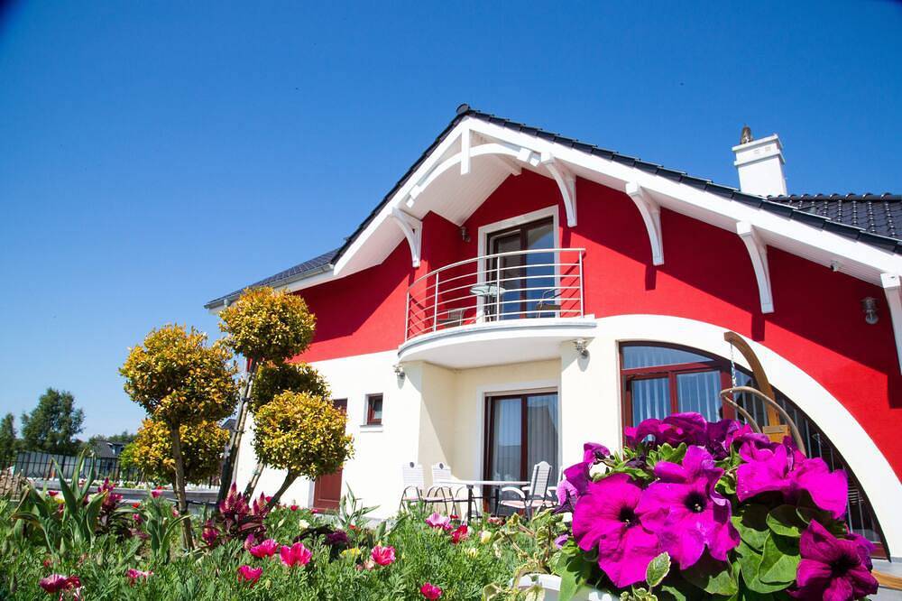 Villa Kamila,3 Wohnungen ( 6 Schlafzimmer ),Ostsee,Seeblick,Außengrill,Garten in Zastań, Baltic Sea Pomerania