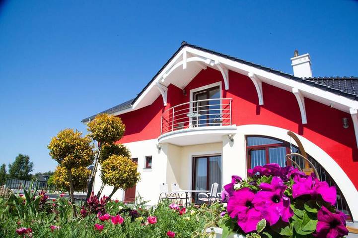 Ferienhaus für 15 Personen, mit Balkon und Garten in Zünz
