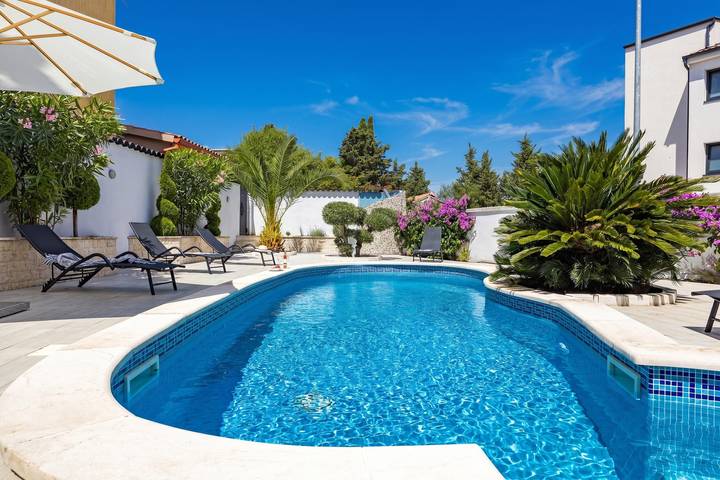 Villa für 8 Personen, mit Pool und Balkon in Pula
