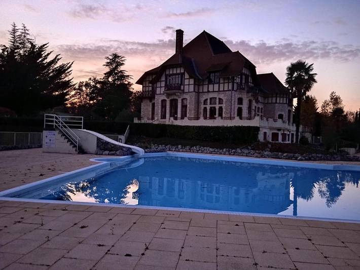 Location de vacances pour 4 personnes, avec bassin pour enfant et piscine ainsi que vue et jardin, animaux acceptés à Daumazan-sur-Arize - 2