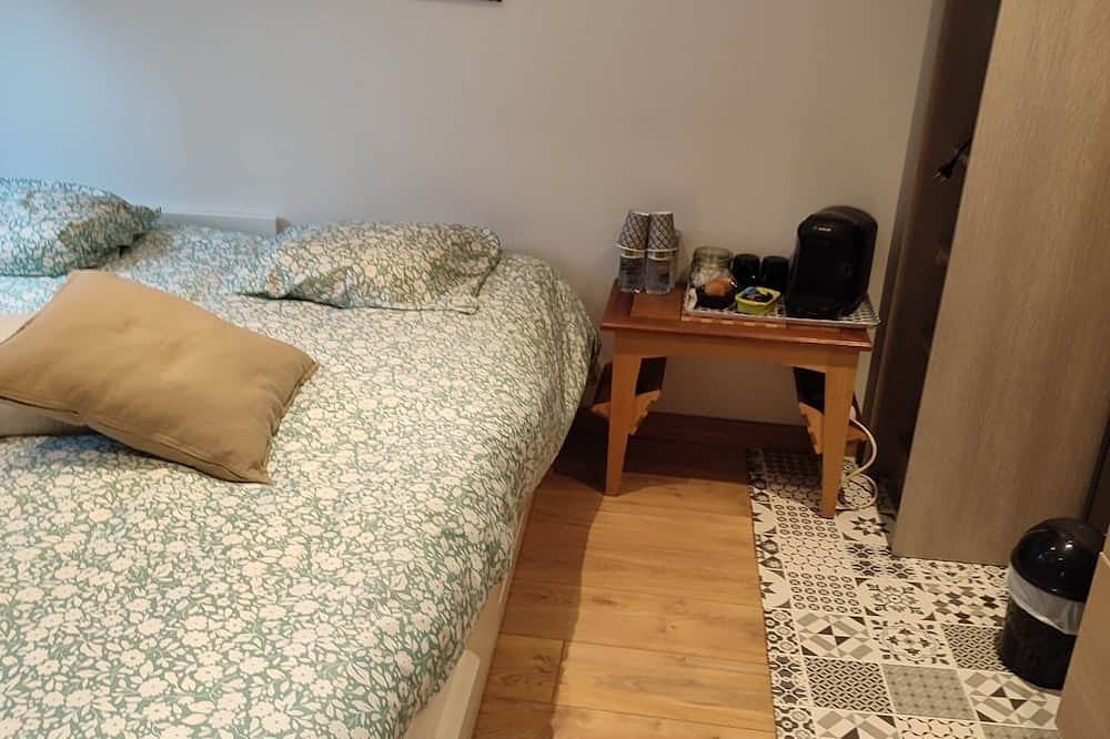 Bedroom with bathroom in Argenteuil, Val-d'Oise