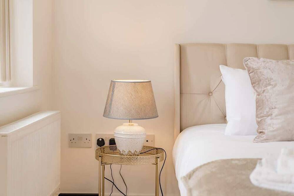 5 Bedroom Home, Sleeps 10, Nr Royal Liverpool Golf in Merseyside