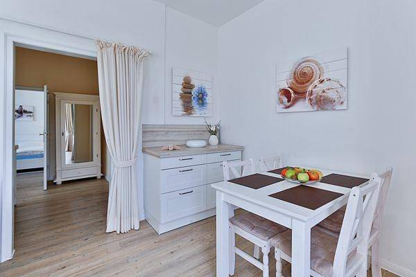 Ganze Ferienwohnung, App. 6 mit Südbalkon in strandnaher Lage - Bäderstil-Villa in Wenningstedt/Sylt in Wenningstedt, Sylt