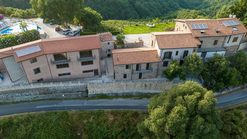 Entire apartment, ‘Arcaloro Resort’ Apartment with Shared Pool and Wi-Fi in Sant'Angelo di Brolo, Monti Nebrodi