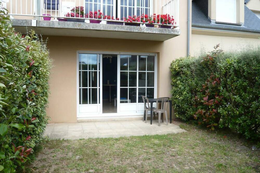 Entire apartment, Charming Garden Apartment in Barfleur - 1Br, Wifi, Parking, Bbq in Barfleur, Cherbourg region