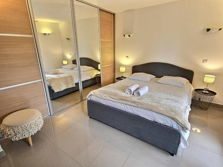 Location de vacances pour 12 personnes, avec vue ainsi que piscine et jardin, animaux acceptés à Rognac - 2