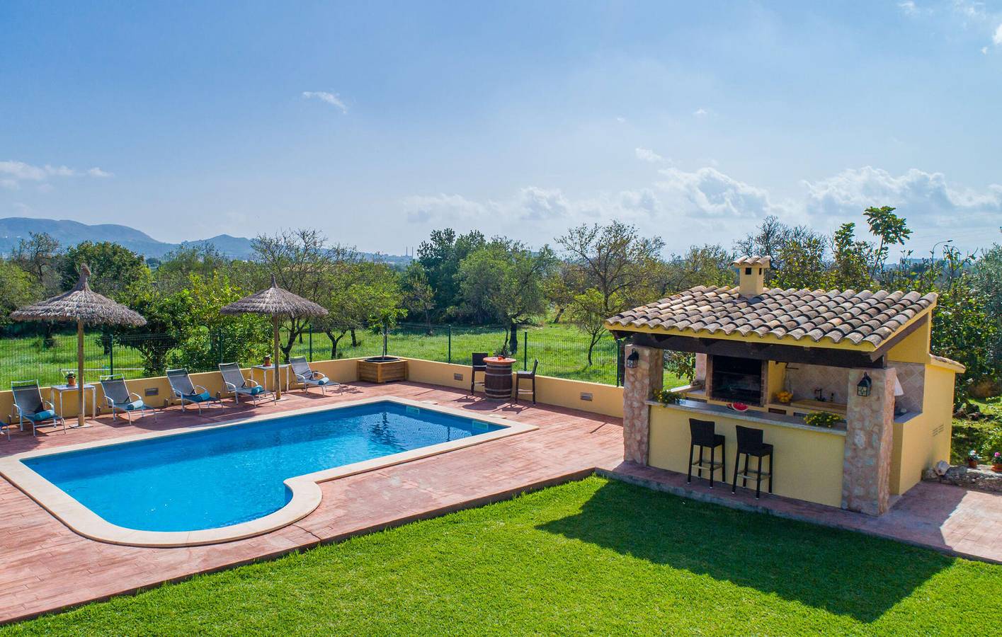 Gemütliches Apartment mit Pool, Terrasse & AC 2km vom Can Cap de Bou Strand entfernt in Alcúdia, Mallorcas Küste