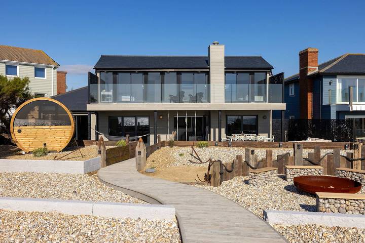 Holiday rental for 9 people, with garden and pool as well as sauna, with pets in Sussex