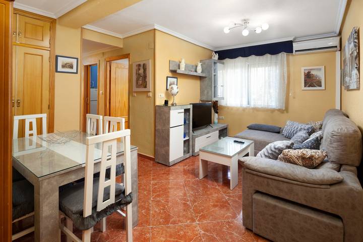 Ganze Wohnung, Ferienwohnung 'Torre Del Mar' mit Gemeinschaftspool, Gemeinschaftsgarten und Klimaanlage in Torre del Mar, Vélez-Málaga