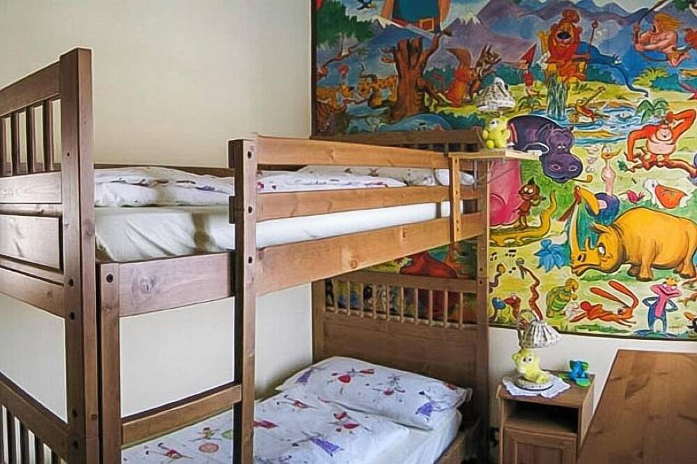 Entire apartment, Spacious 4-room apartment with private garden only about 100 m from the beach in Maccagno, Maccagno con Pino e Veddasca