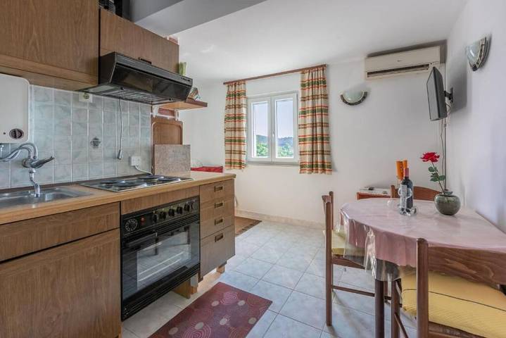 Ferienwohnung für 2 Personen, mit Balkon und Terrasse in Lopar - 2