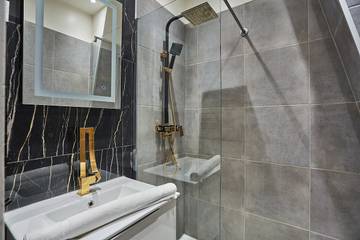 Vacation Rental for 4 Guests in Eiffel Tower, Paris, Picture 4