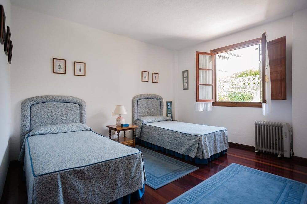 Entire apartment, Charming 2-bedroom apartment with private bathroom in Comillas, Cantabrian Coast