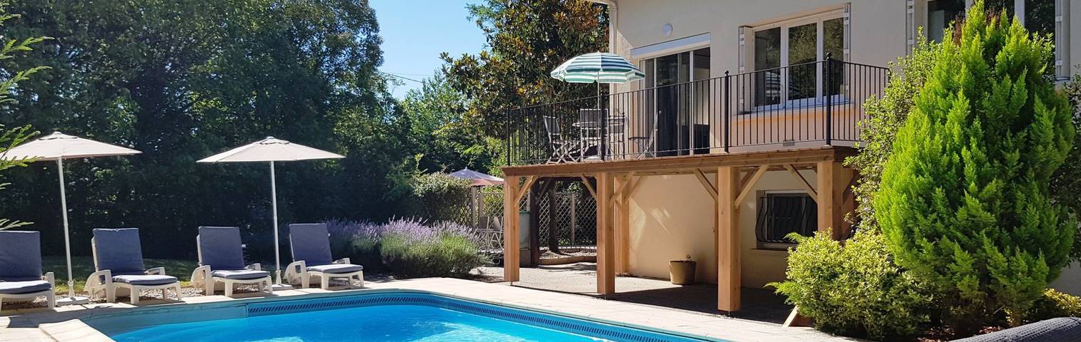 Location de vacances pour 4 personnes, avec jardin ainsi que piscine et terrasse à Cancon