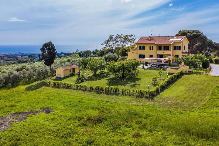 Ganze Wohnung, Angenehme Wohnung für 4 Gäste mit  W-Lan, TV, Terrasse, Haustiere erlaubt und Panoramablick in Rosignano Marittimo, Etruskische Küste