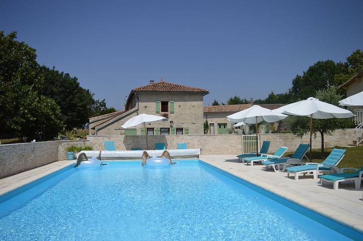 Location de vacances pour 5 personnes, avec Terrasse ainsi que Jardin et Piscine à Saint-Pierre-d'Amilly