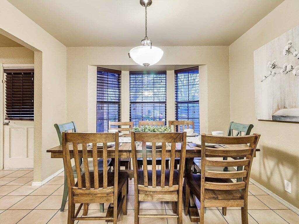 Aktualisiertes geräumiges Zuhause, komfortable Liegen, Playstation 4 & Spielplatz in Edmond, Oklahoma County