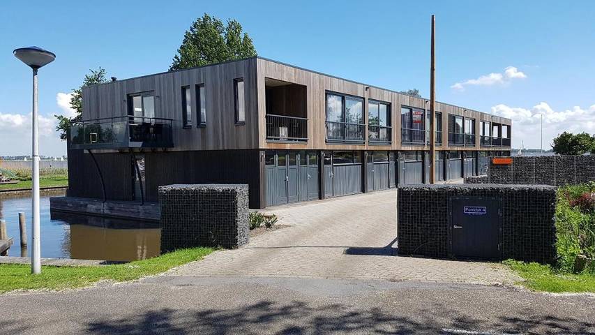 Vakantiewoning voor 3 personen, with Balkon and Terras as well as Uitzicht op het meer and Uitzicht in Langweer
