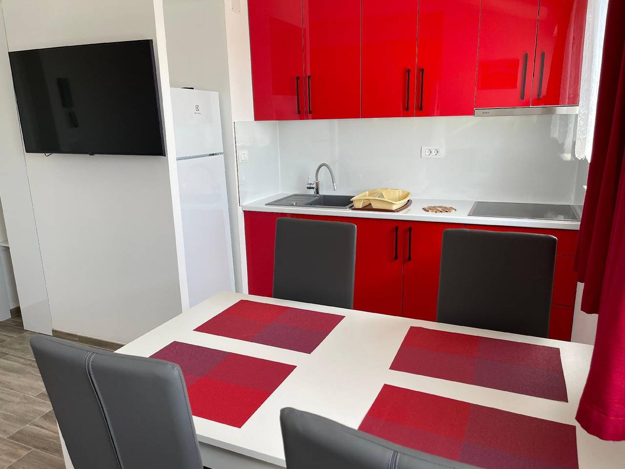 Ganze Ferienwohnung, Appartement in Fažana mit Grill und Terrasse in Valbandon, Südküste Istrien