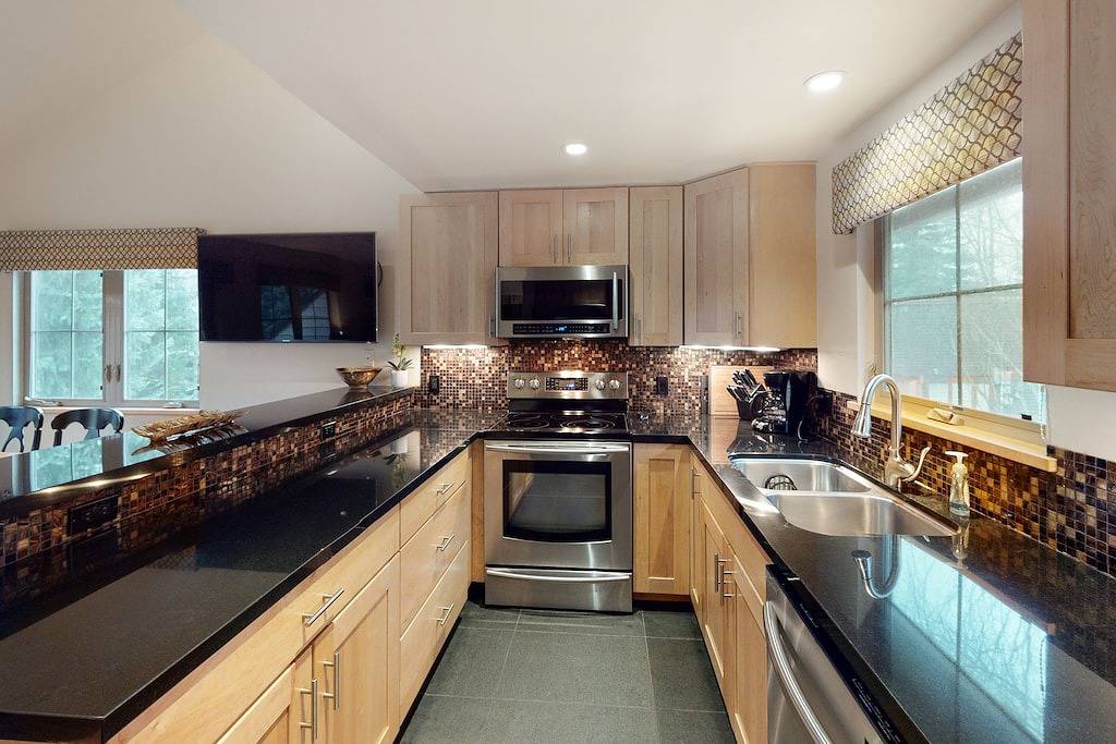 Ganze Wohnung, Attractive Condo 1 Mile From Ski Resort w/Deck, Mountain Views, Free Wifi, W/D in Aspen, Aspen Snowmass