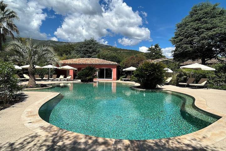 Villa für 6 Personen, mit Whirlpool und Pool sowie Terrasse und Garten - 1