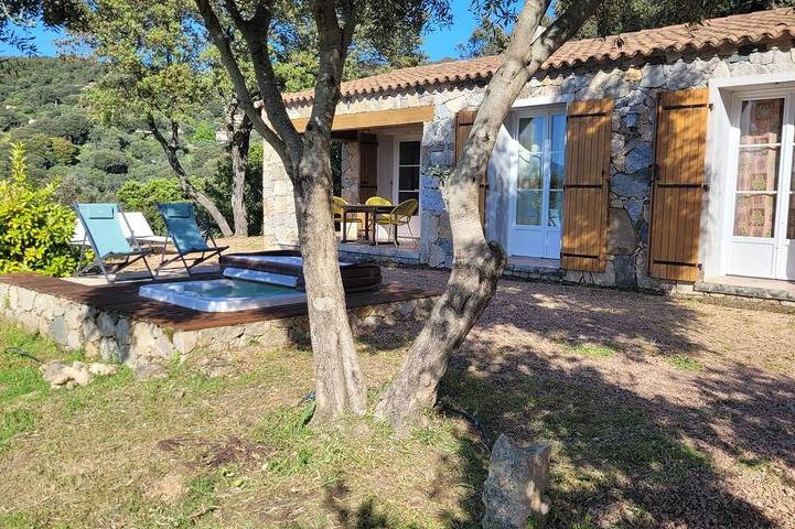 Gîte pour 4 personnes, avec jacuzzi et terrasse, animaux acceptés à Granace