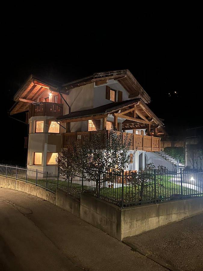 Gîte pour 4 personnes, avec jardin à Carisolo