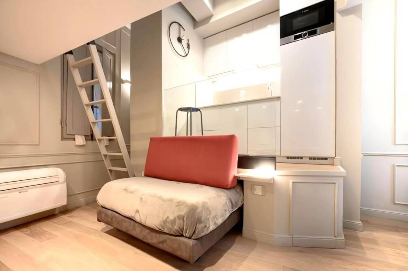 Entire studio, Studio 'Pitti Urban' with Wi-Fi and Air Conditioning in Florence city center, Florence