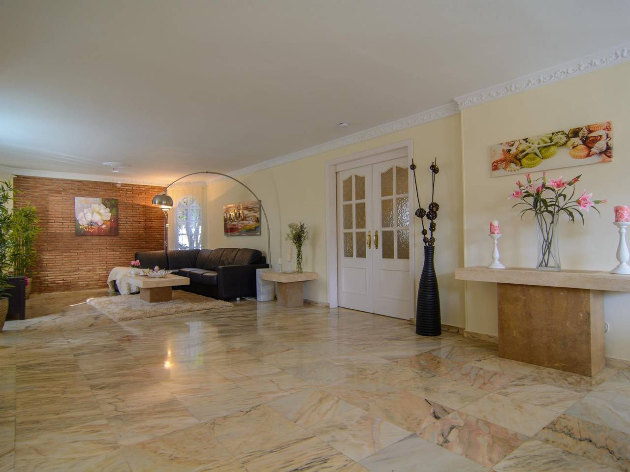 Las Chapas Playa villa heated pool, terraces, garden, pergola in Las Chapas, Marbella