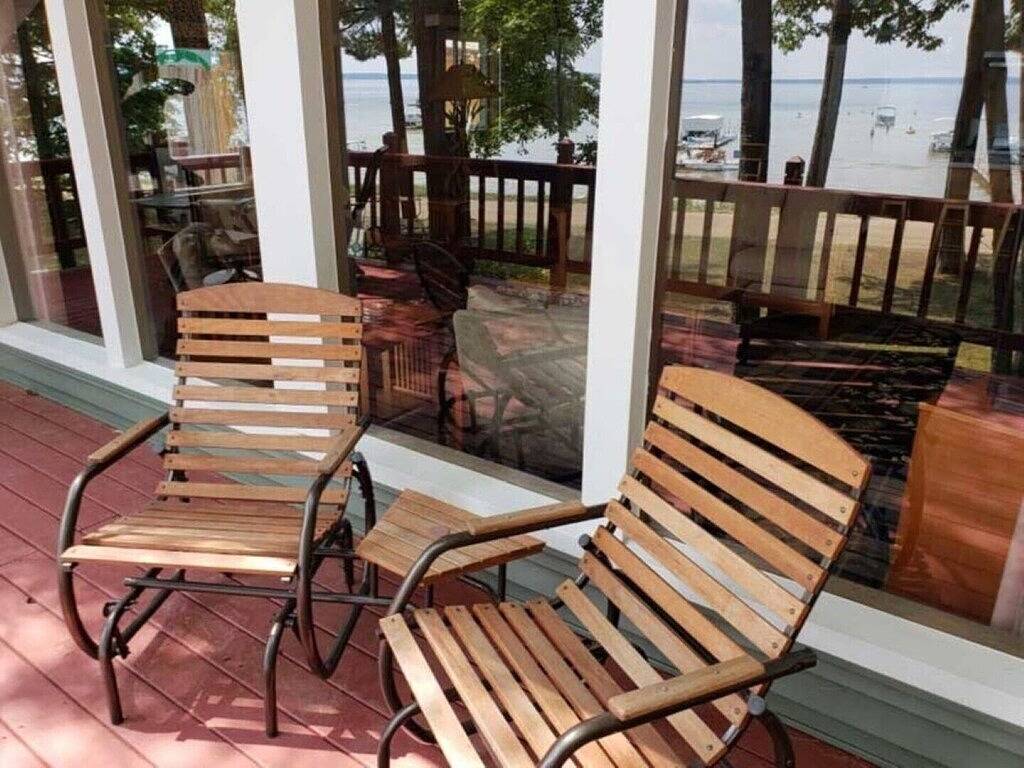 Spectacular Lakefront Cabin w/boat mooring on Higgins Lake Sleeps up to 8 people in Higgins Lake