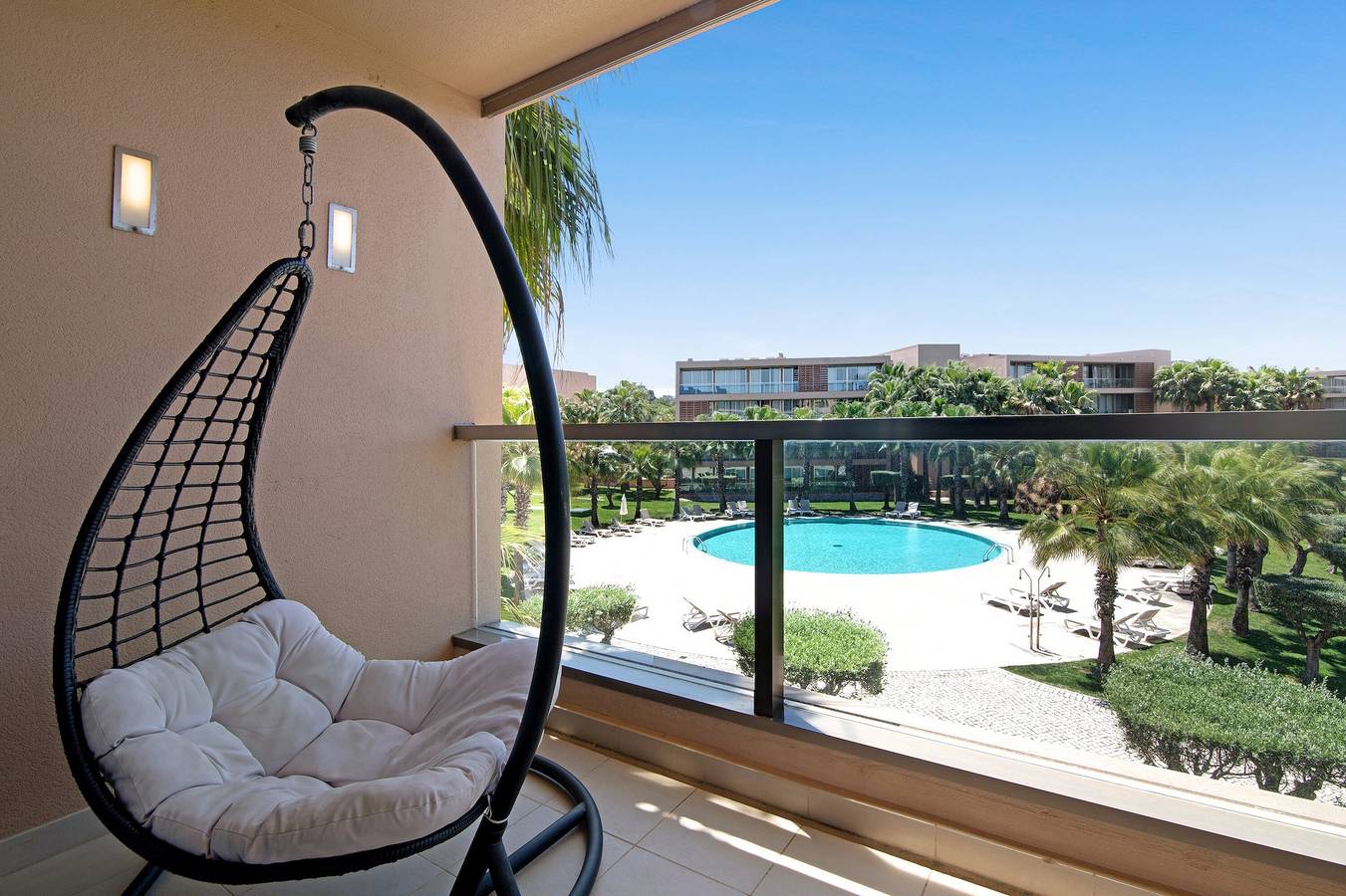 Entire apartment, 'Apartment Herdade dos Salgados' close to the Beach with Shared Pool & Wi-Fi in Guia, Faro District