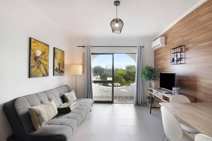 Entire apartment, Holiday Apartment "Garden and Sea View" with Sea View, Shared Tenni Court & Wi-Fi in Carvoeiro, Faro District