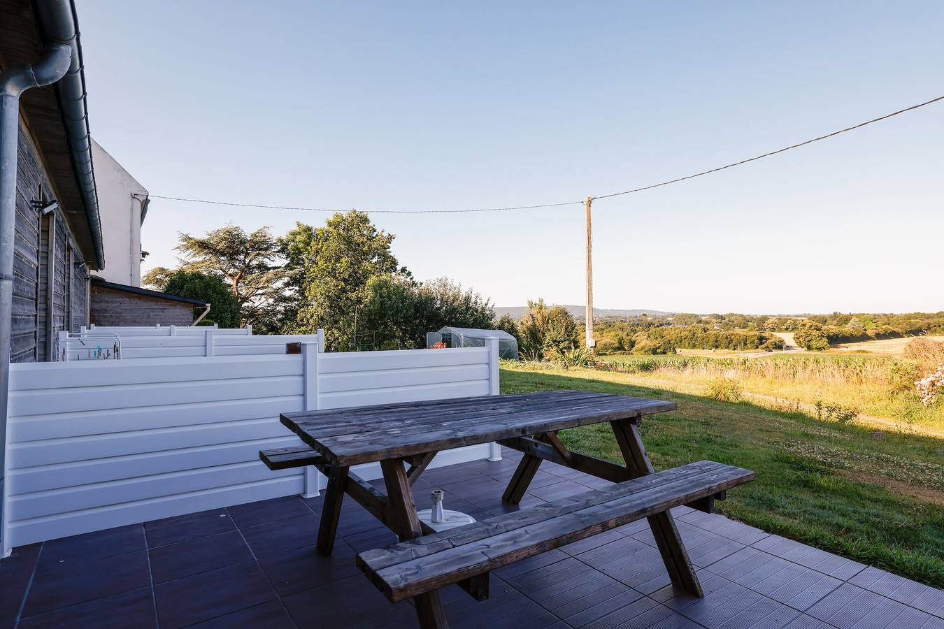 Cottage 'Gite Penn Ar Bed' with Private Terrace, Shared Garden and Wi-Fi in Cast, Châteaulin Området