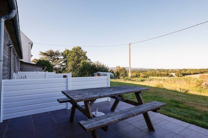 Gîte pour 4 personnes, avec jardin à Cast