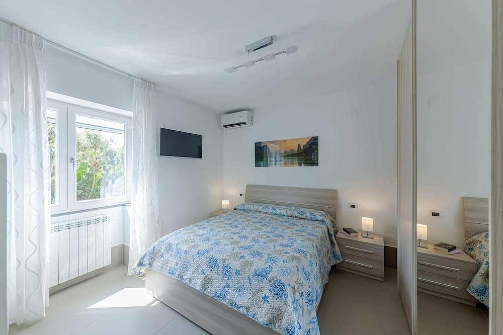 Casa Mare & Relax - with sea view and Temple of Serapis in Pozzuoli, Naples Province