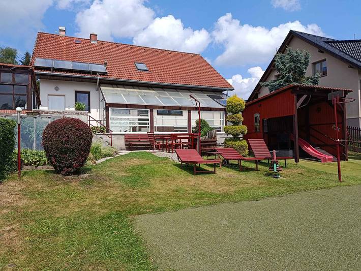 Casa vacanze con piscina, trampolino e campo da tennis in Skrdlovice, Vysocina e dintorni