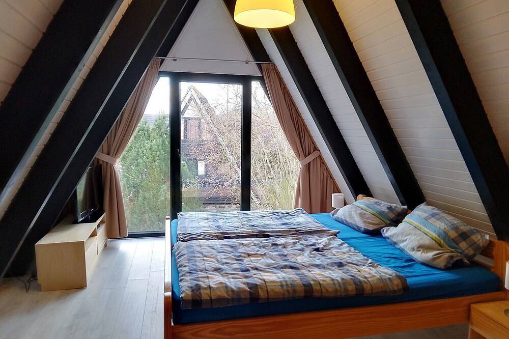 Gemütliches Nurdach-Ferienhaus Fuxbau im Ferienpark Fedderwardersiel in Fedderwardersiel, Butjadingen