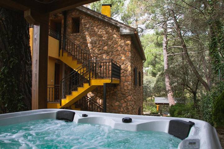 Apartamento para 18 personas, con Terraza y Jacuzzi además de Jardín y Piscina en Sotillo de la Adrada