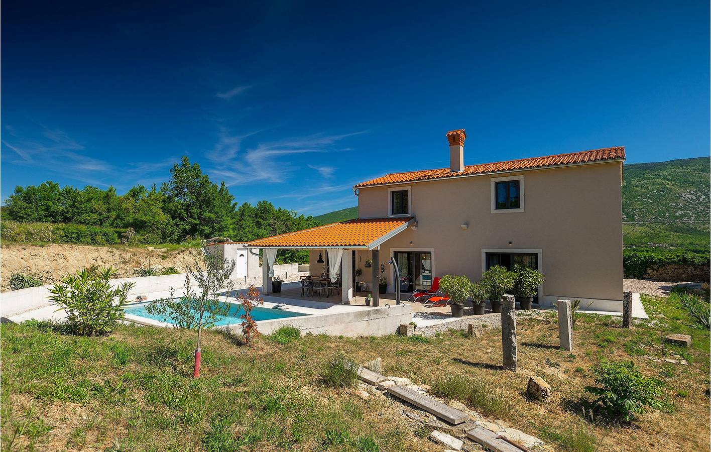 Spacieux appartement de deux chambres avec piscine près de la rivière Boljunčica in Kršan, Côte Est de l'Istrie