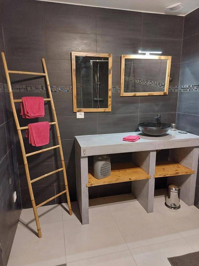 Chambre d’hôte pour 2 personnes, avec terrasse ainsi que jacuzzi et jardin en Ardèche - 4