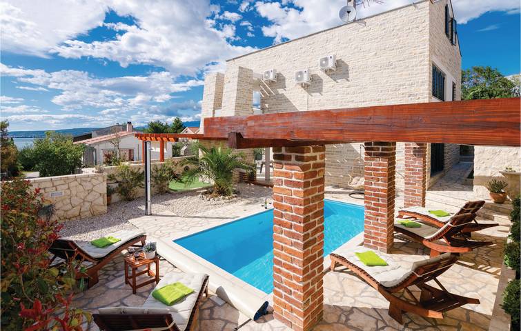 Gemütliche Ferienwohnung mit Meerblick, Terrasse und WLAN, 1,5 km von der Küste entfernt in Novigradsko More, Zadar