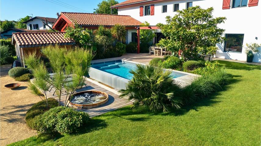 Location de vacances pour 8 personnes, avec Balcon et Jacuzzi ainsi que Terrasse et Jardin à Ahetze