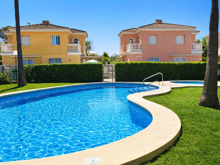 Chalet für 6 Personen, mit Garten und Balkon sowie Pool in Oliva