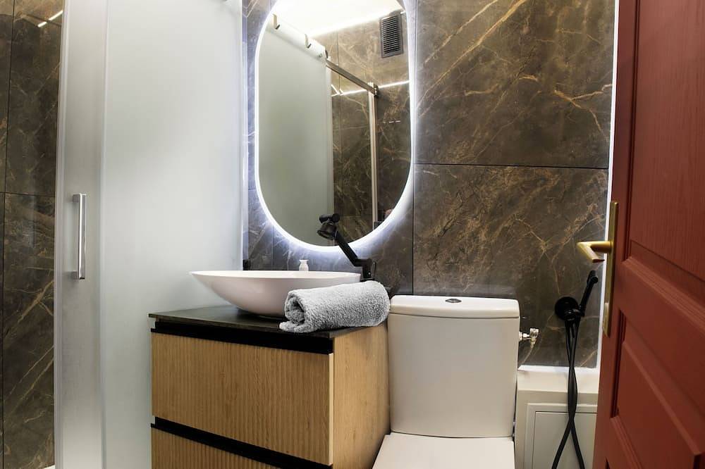 Apartamento entero, New Flat near Paris with Secure Parking 7' to Rer B direct line Cdg Ory in Fontenay-aux-Roses, Altos del Sena