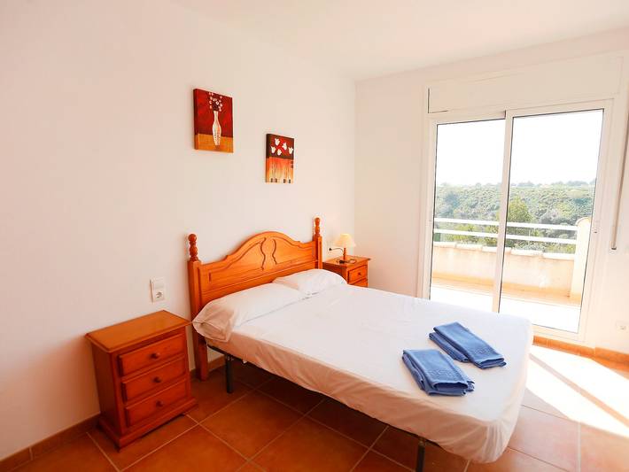 Location de vacances pour 8 personnes, avec terrasse et vue ainsi que jardin et piscine dans Les Tres Cales - 4