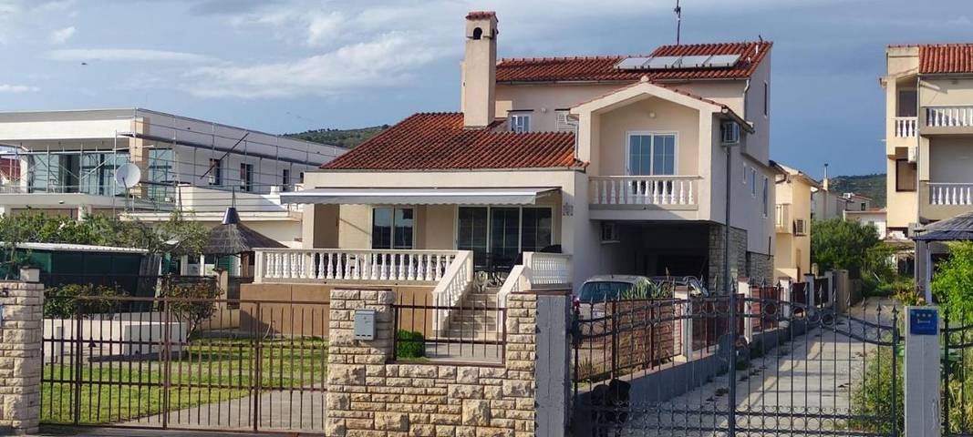 Villa pour 10 personnes, avec balcon et vue à Tribunj