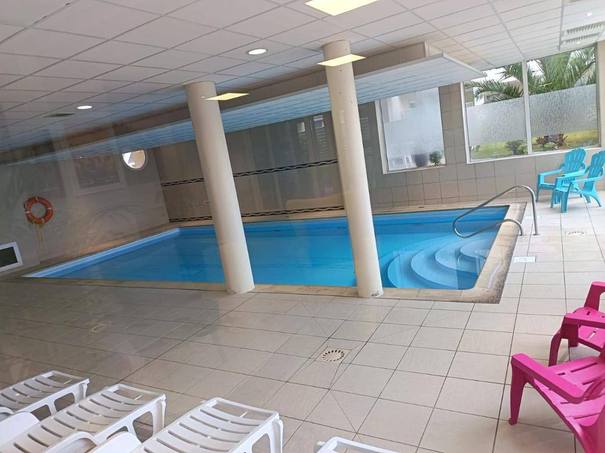 Appartement entier, Superbe appartement en face de la plage avec piscine sauna et petite vue mer in Plougonvelin, Région de Brest