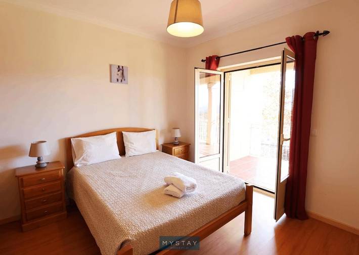 Casa de férias para 8 pessoas, com vista e jardim e ainda piscina em Ribeira de Pena