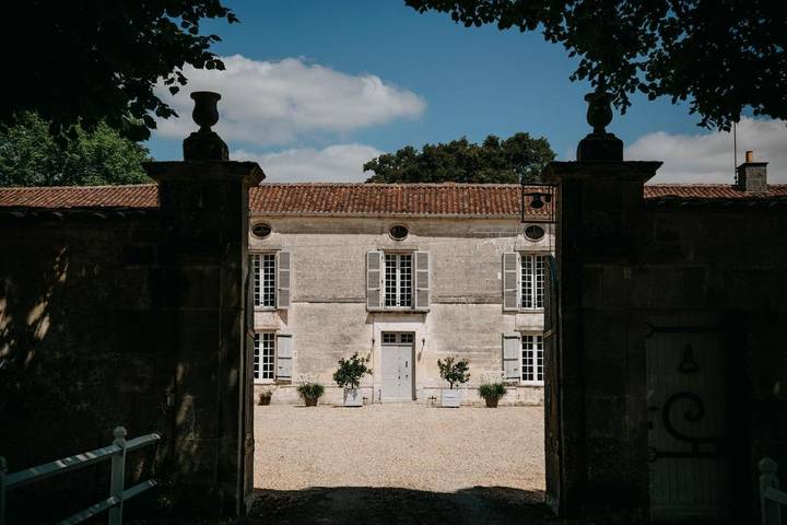 Location de vacances pour 6 personnes, avec Terrasse et Jardin ainsi que Piscine et Vue à Bourg-Charente